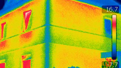 Energieberatung mit Wärmebild-Aufnahme eines Hauses